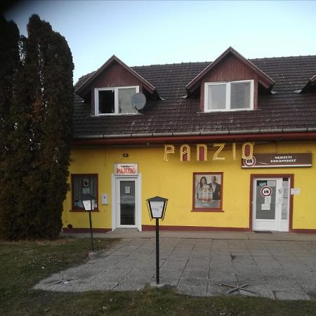 Fekete Macska Panzio Hotel Tata Luaran gambar