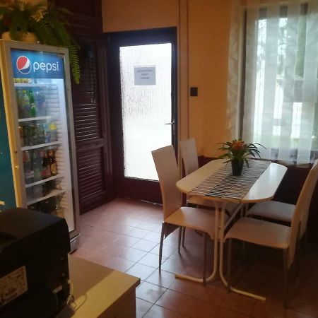 Fekete Macska Panzio Hotel Tata Luaran gambar