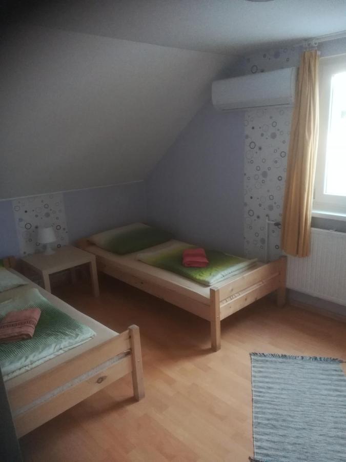 Fekete Macska Panzio Hotel Tata Luaran gambar