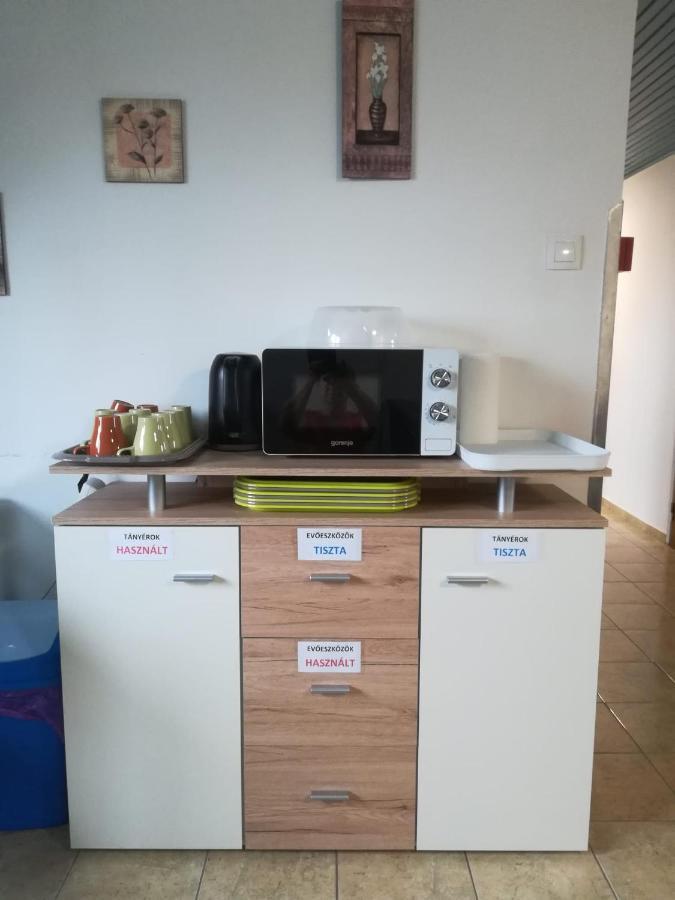 Fekete Macska Panzio Hotel Tata Luaran gambar