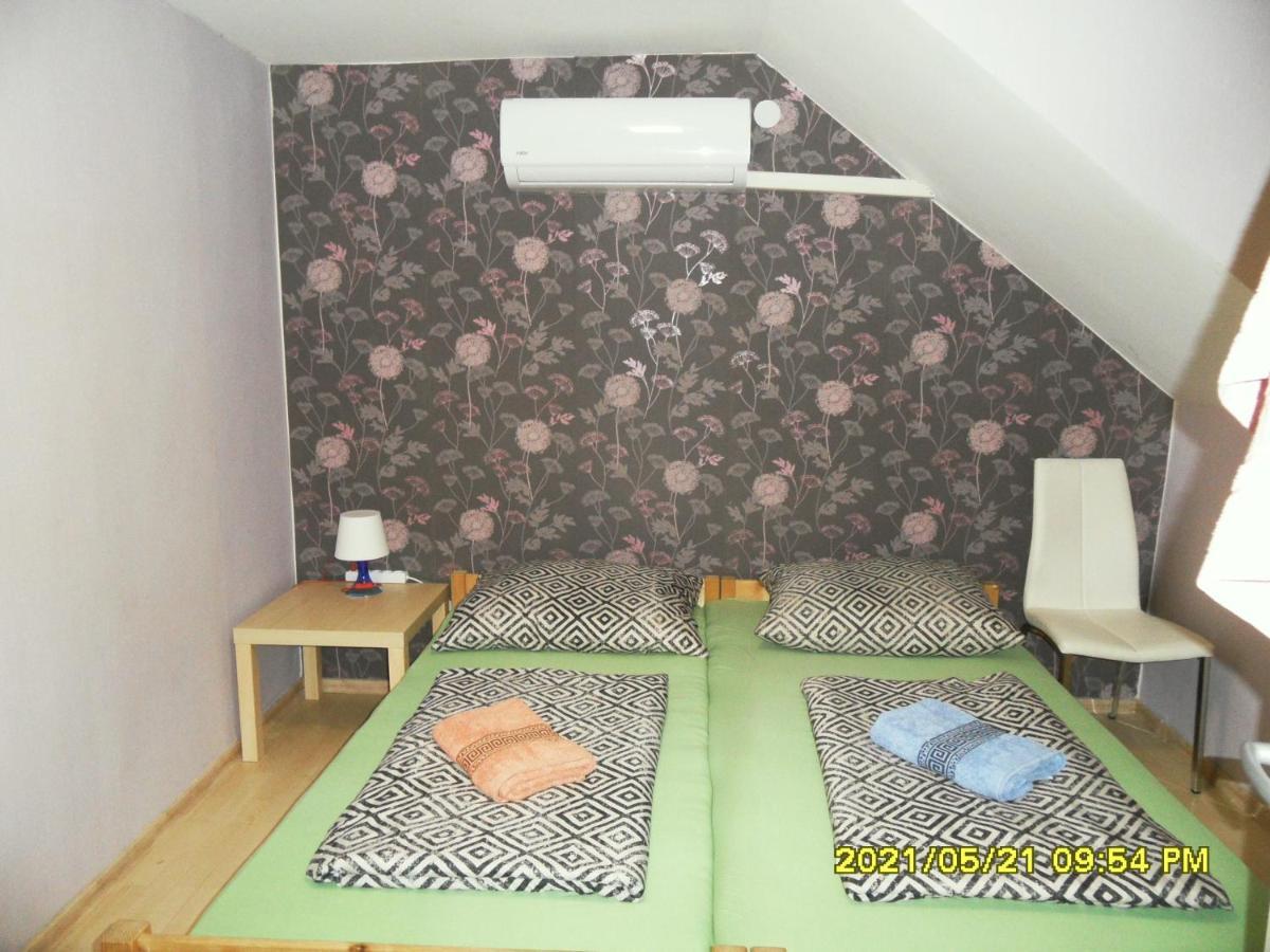 Fekete Macska Panzio Hotel Tata Luaran gambar