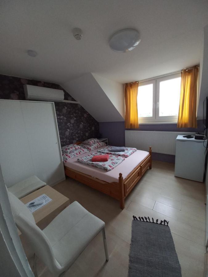 Fekete Macska Panzio Hotel Tata Luaran gambar