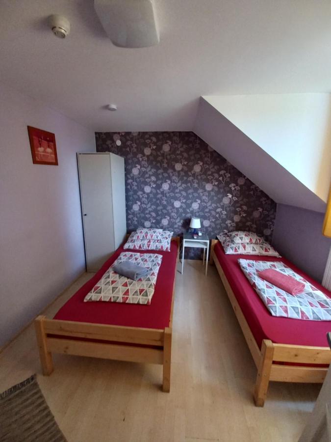 Fekete Macska Panzio Hotel Tata Luaran gambar