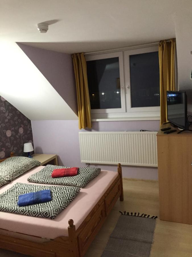 Fekete Macska Panzio Hotel Tata Luaran gambar